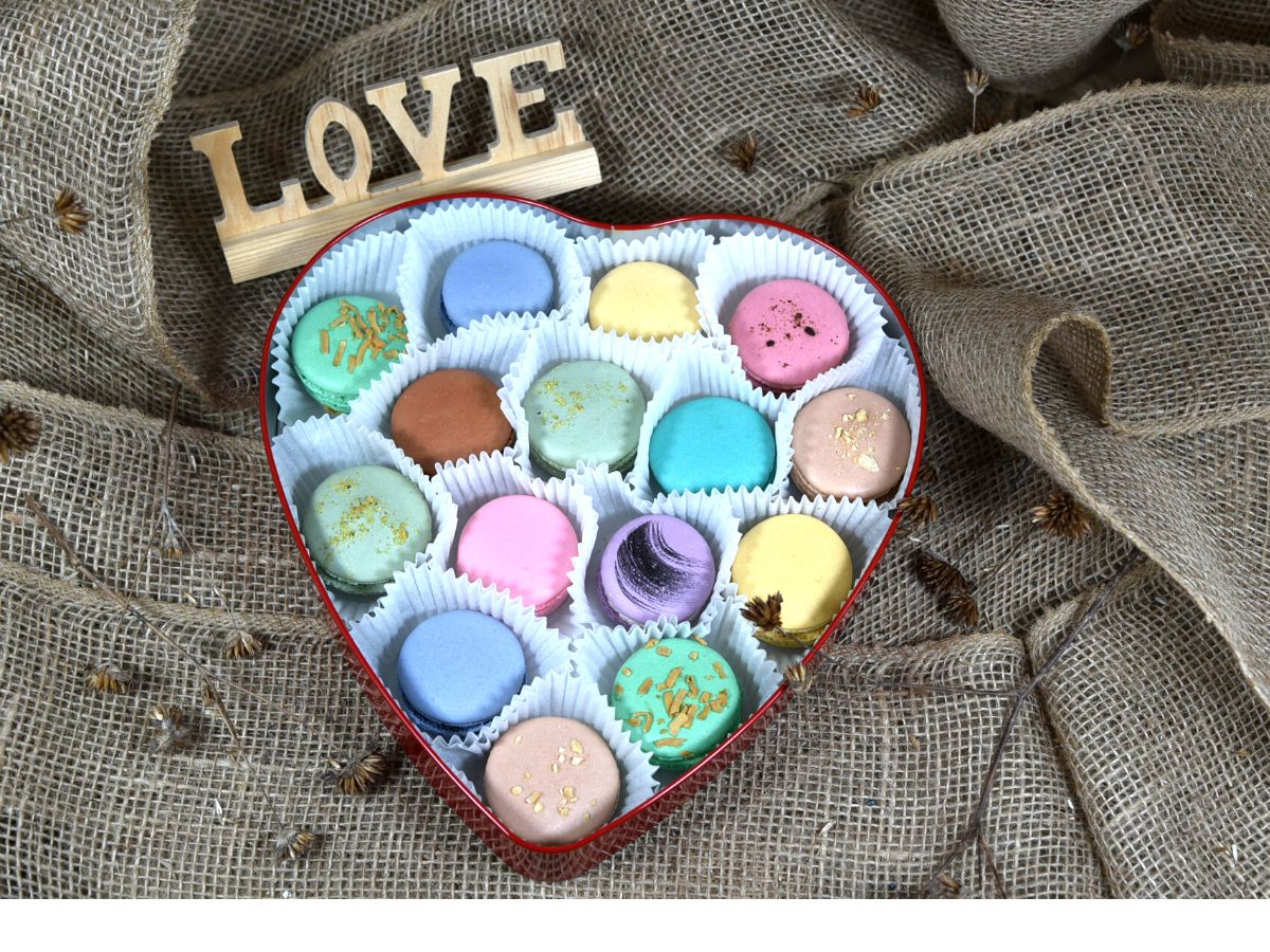 Valentine's Day Macarons BOX , Heart DeLuxe BOX of 15 pcs