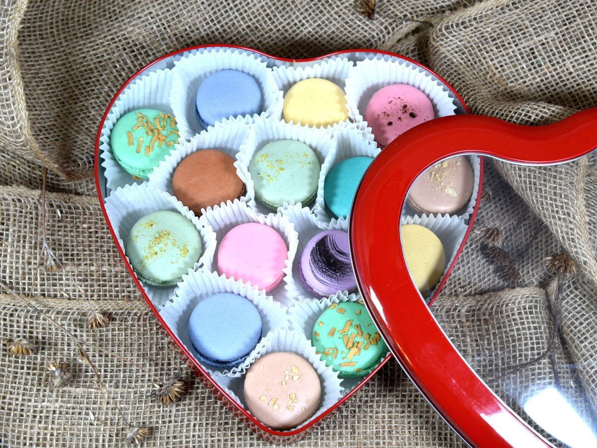 Valentine's Day Macarons BOX , Heart DeLuxe BOX of 15 pcs