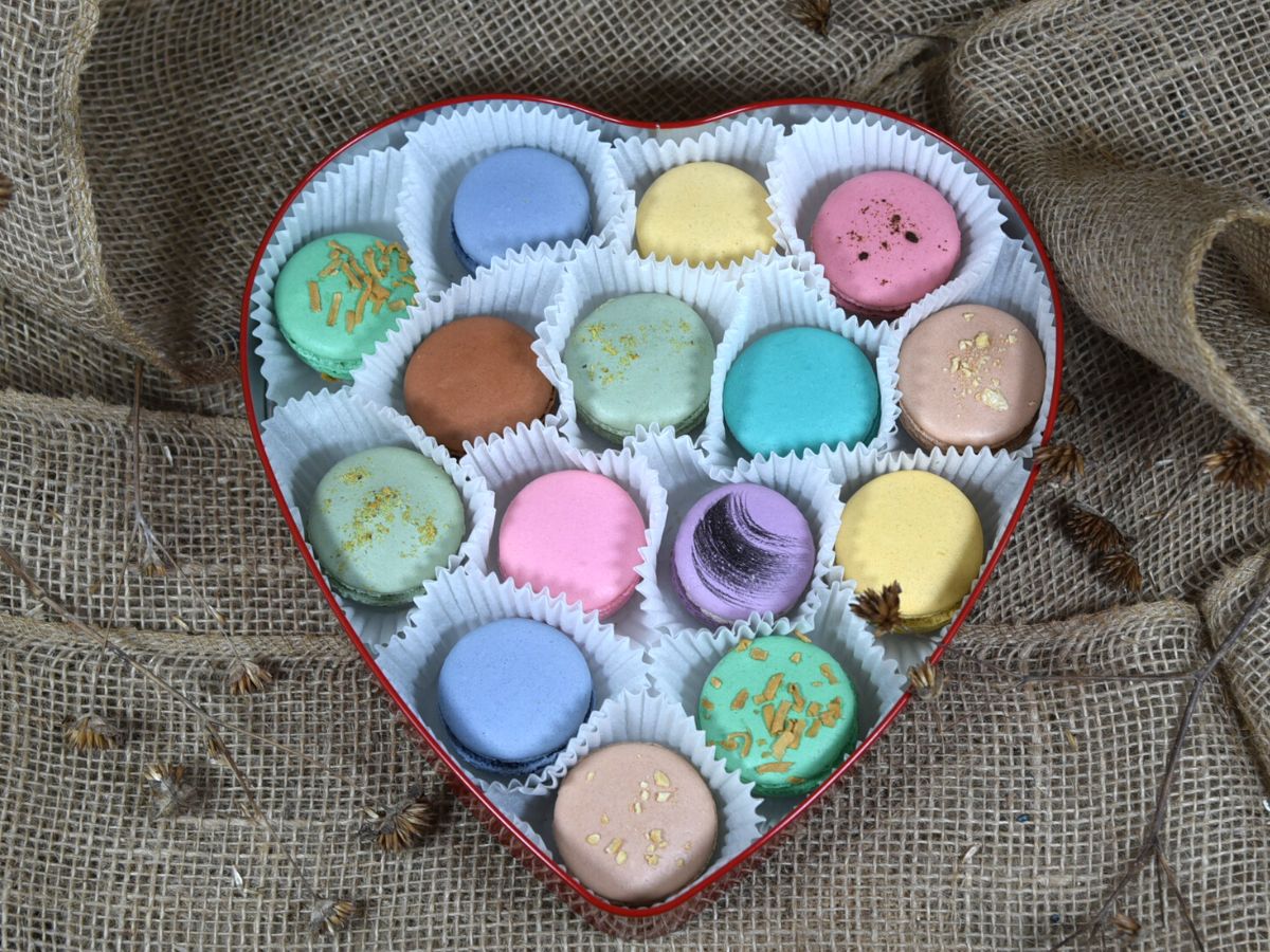 Valentine's Day Macarons BOX , Heart DeLuxe BOX of 15 pcs